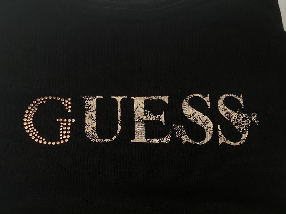 Sweterek Guess z napisem