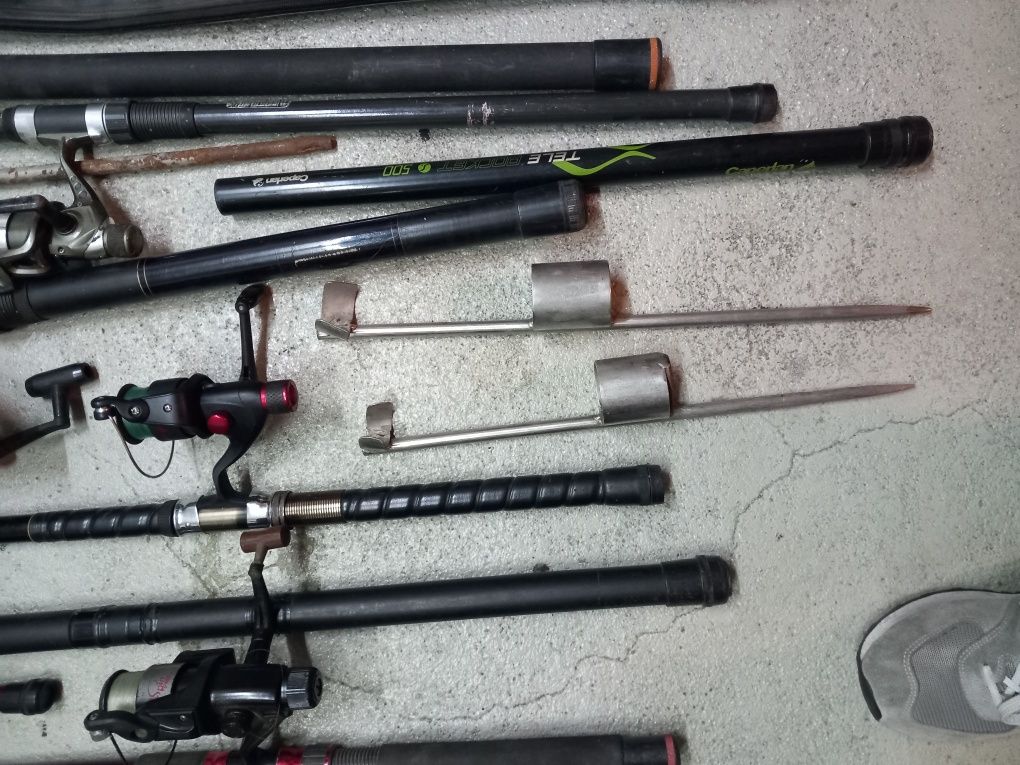 Lote de canas de pesca e acessórios