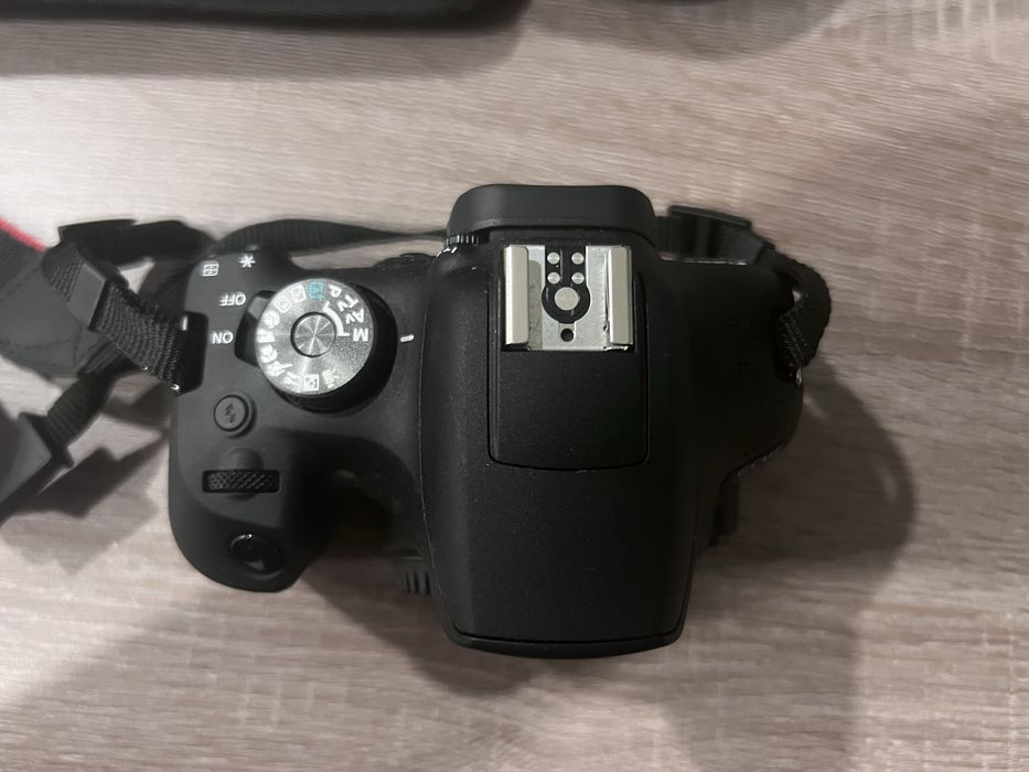 Maquina fotografica Canon EOS 2000D