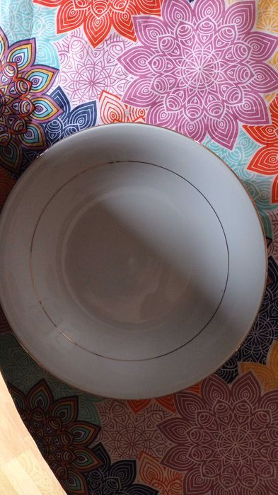 Pratos de sopa brancos com vivo dourado