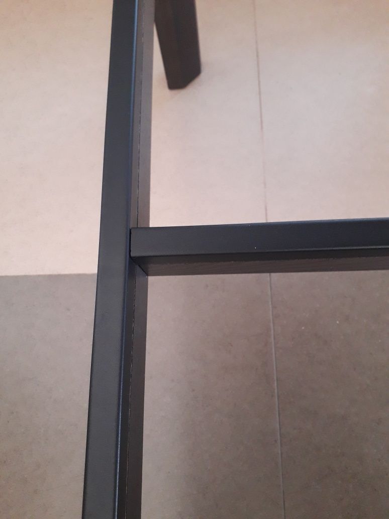 Mesa alta de madeira do IKEA