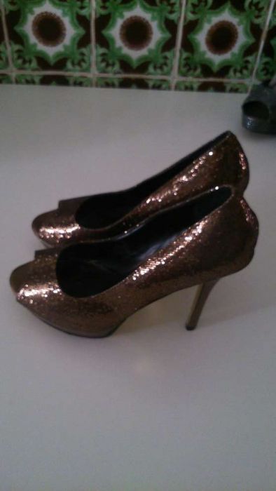 Sandálias novas em bom estado