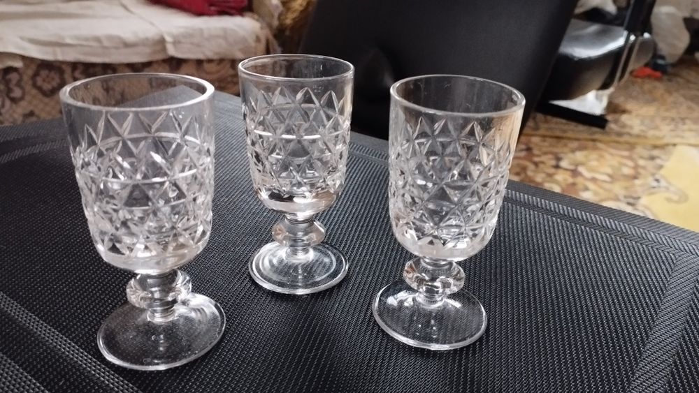 Рюмка хрустальная на ножке.