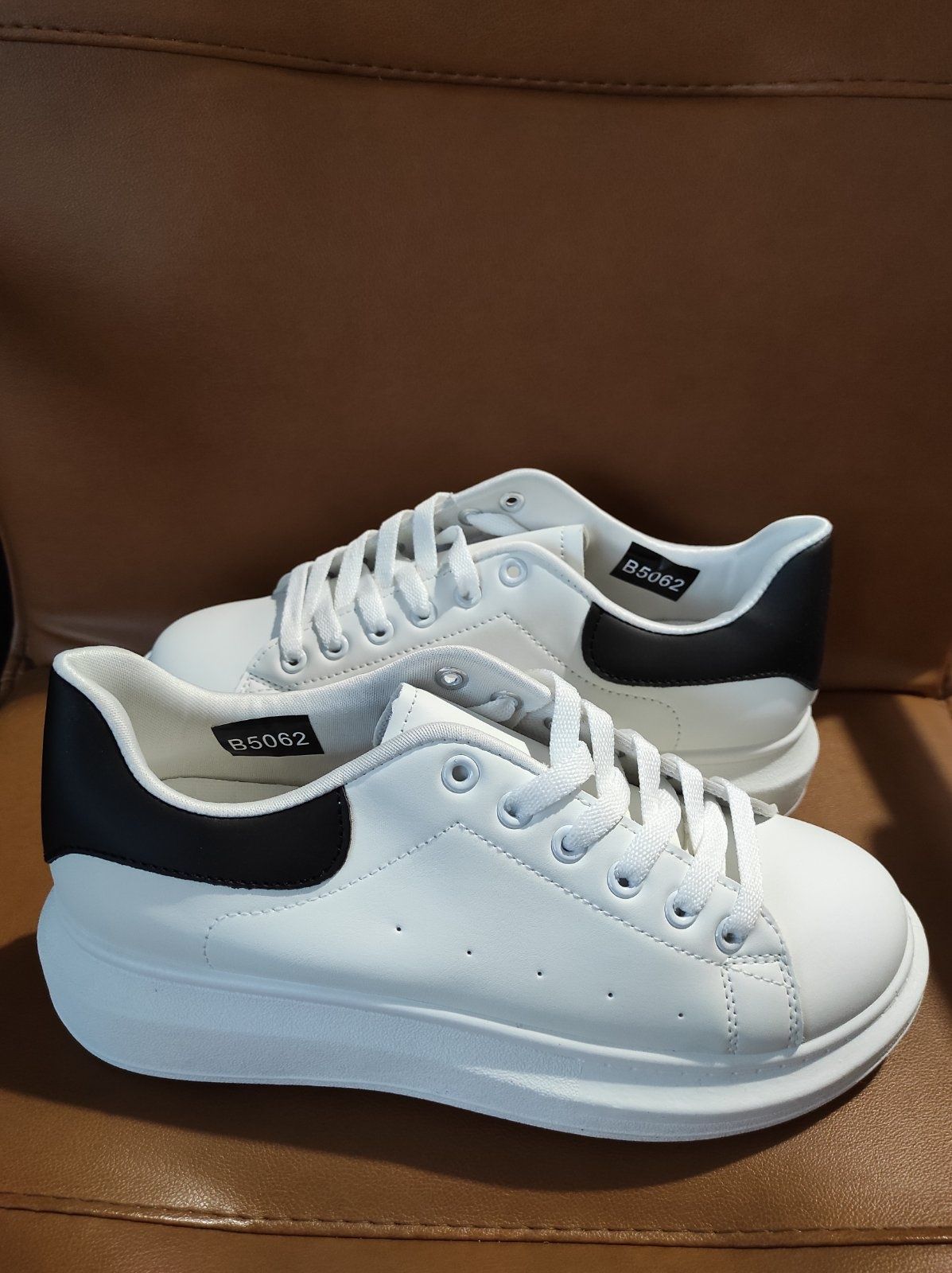Женские белые кожаные кроссовки осенние в стиле Alexander McQueen