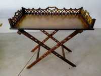 Tabuleiro com pernas articuladas/ mesa de apoio em madeira