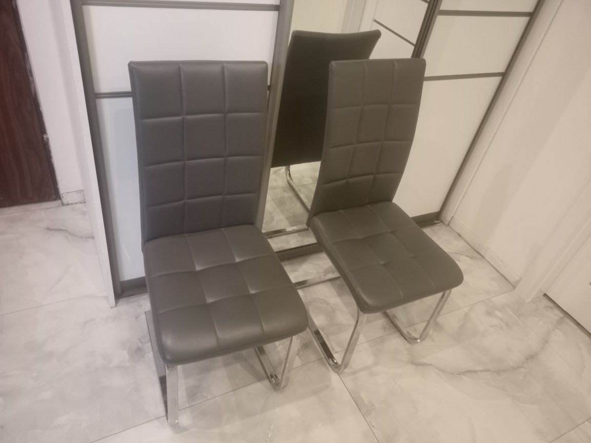 Krzesła 2 szt. czerwone,, używane