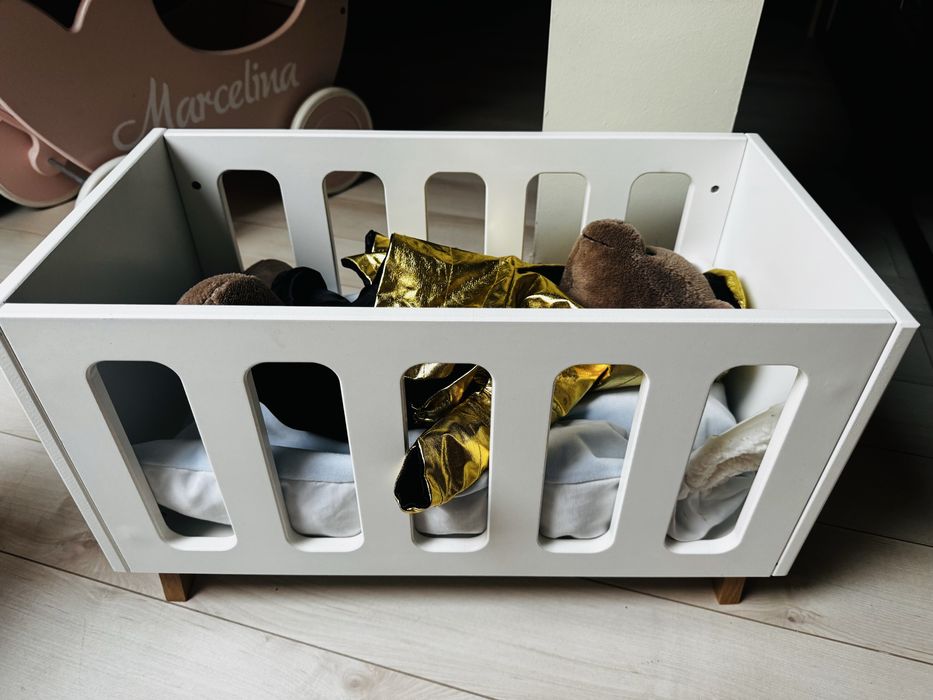 Piękne drewnisne łóżeczko dla lalek