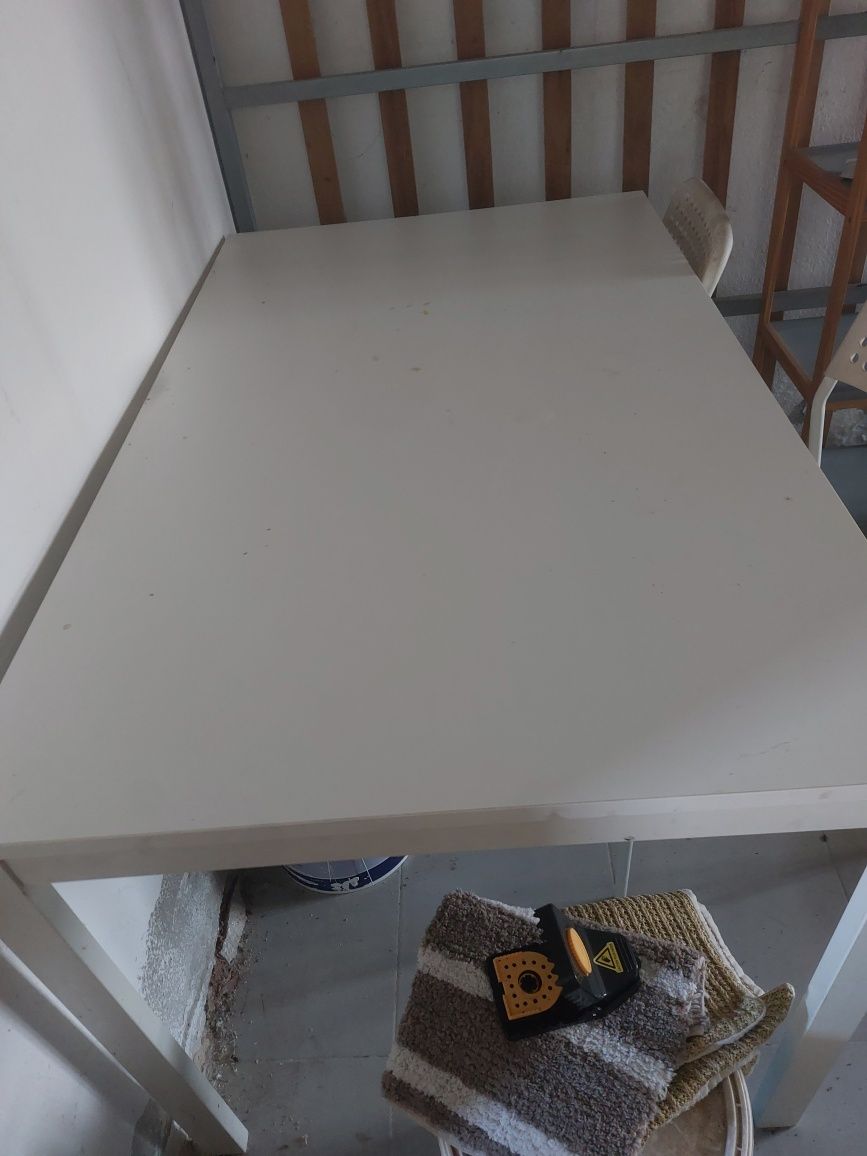 Mesa branca usada