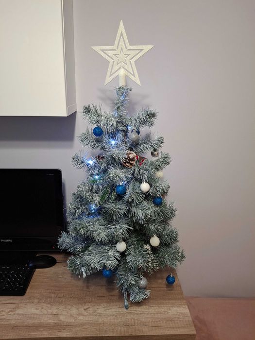 Choinka z ozdobami lampkami Mikołajkami