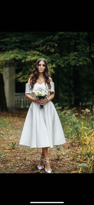 Сукня весільна міді