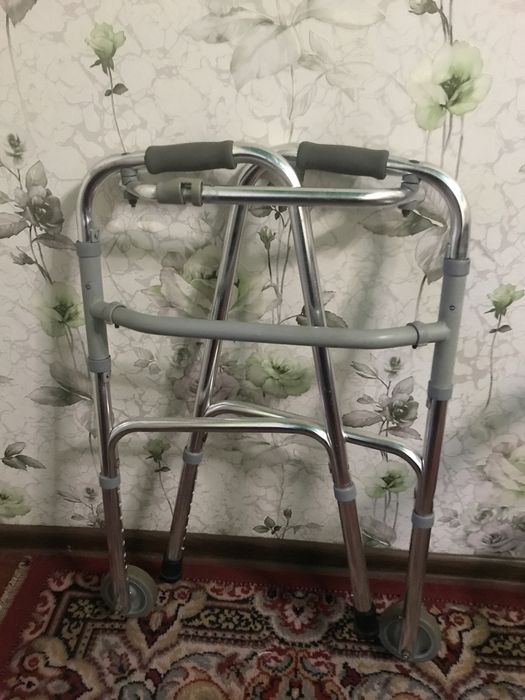 Ходунки для літніх людей