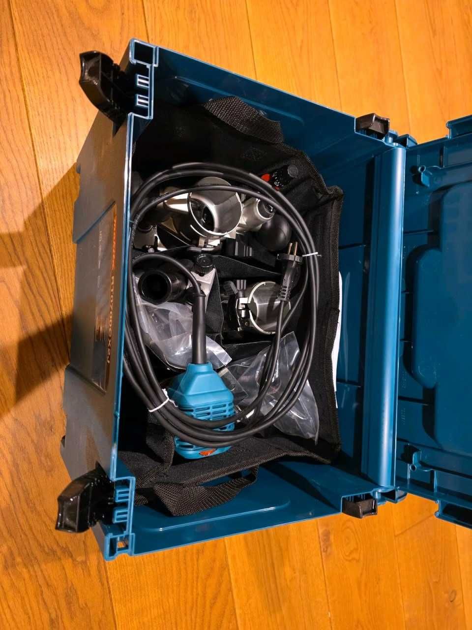 Makita Oberfräse RT0700CX2J Neu unbenutzt
