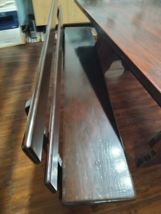Mesa de madeira antiga com bancos corridos