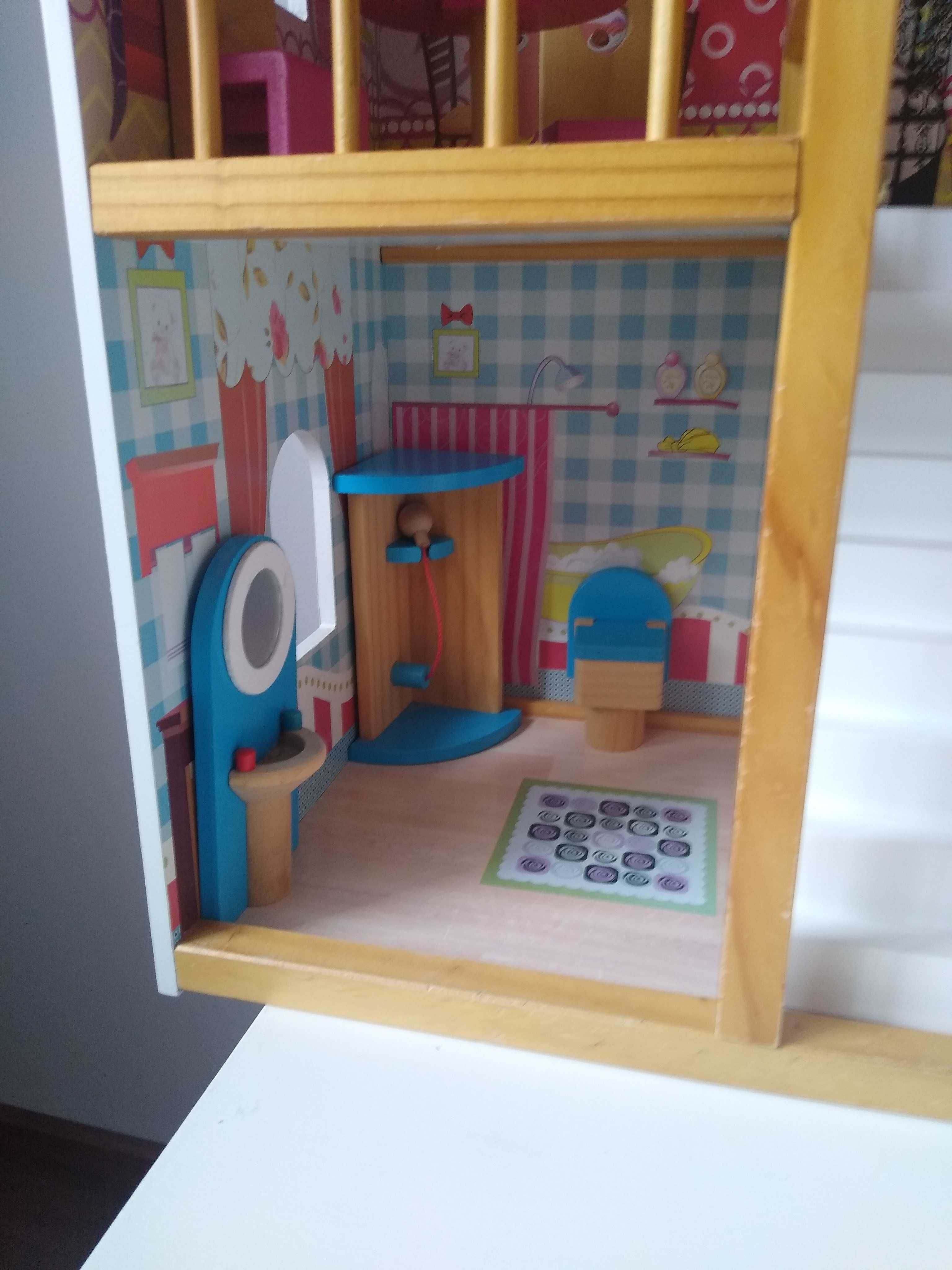 Drewniany duży domek z akcesoriami dla lalek