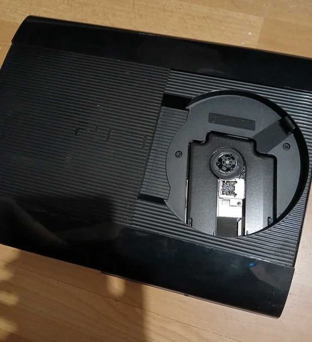 PlayStation 3 Super Slim c/ cabos