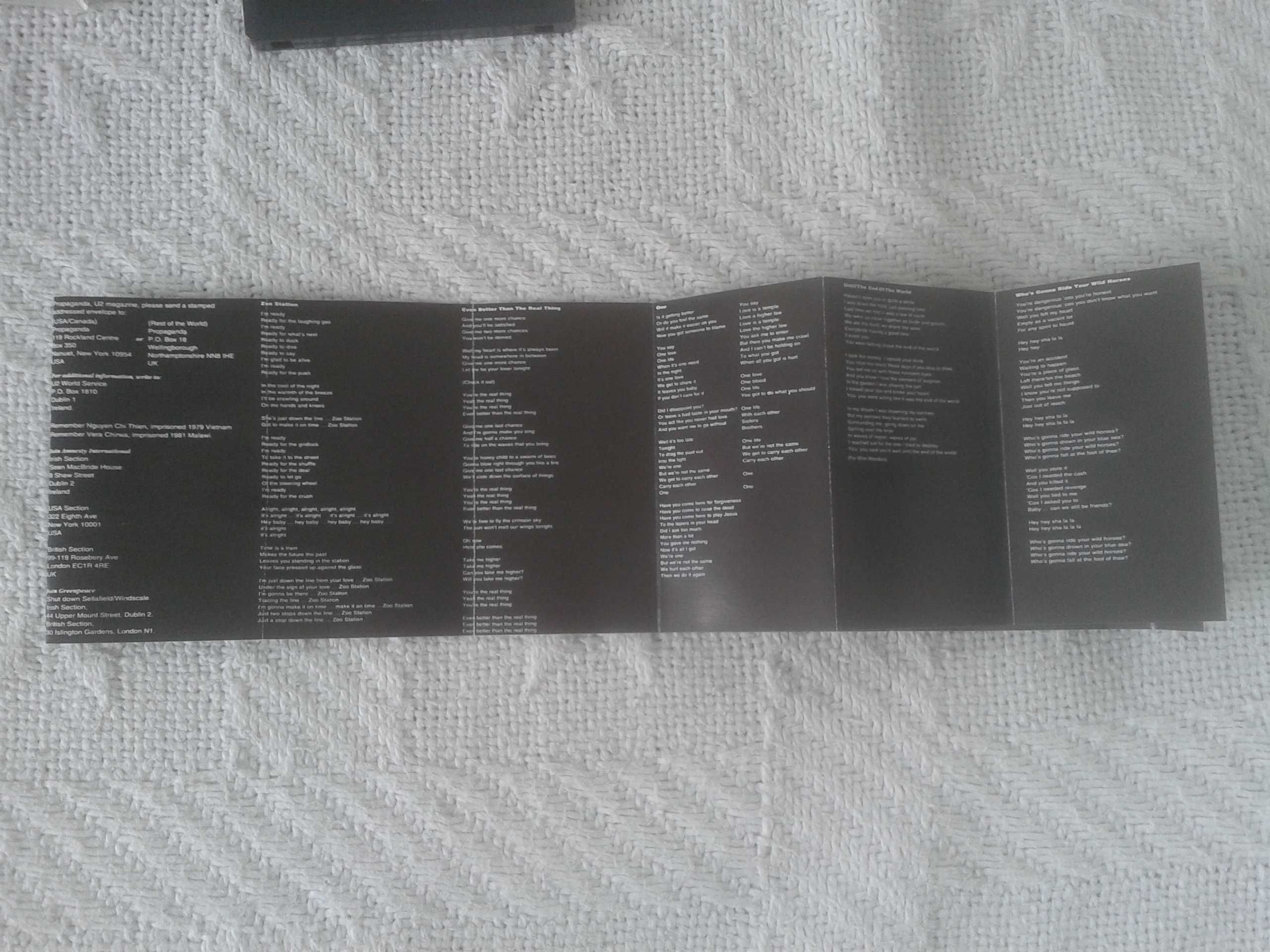 Sprzedam oryginalną kasetę magnetofonową grupy U2 "Achtung Baby"