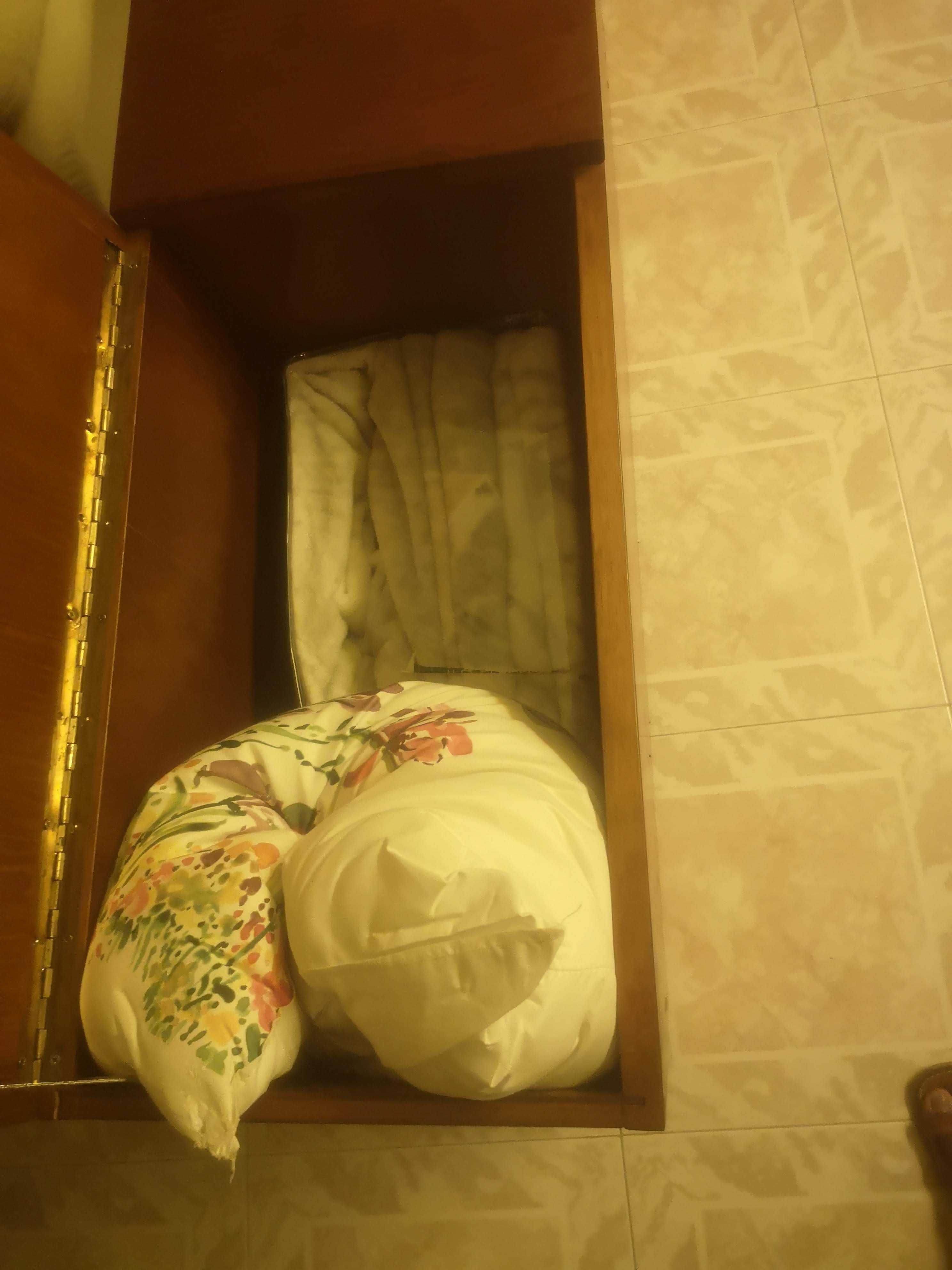 Vendo cabeceira e secretária com arrumação