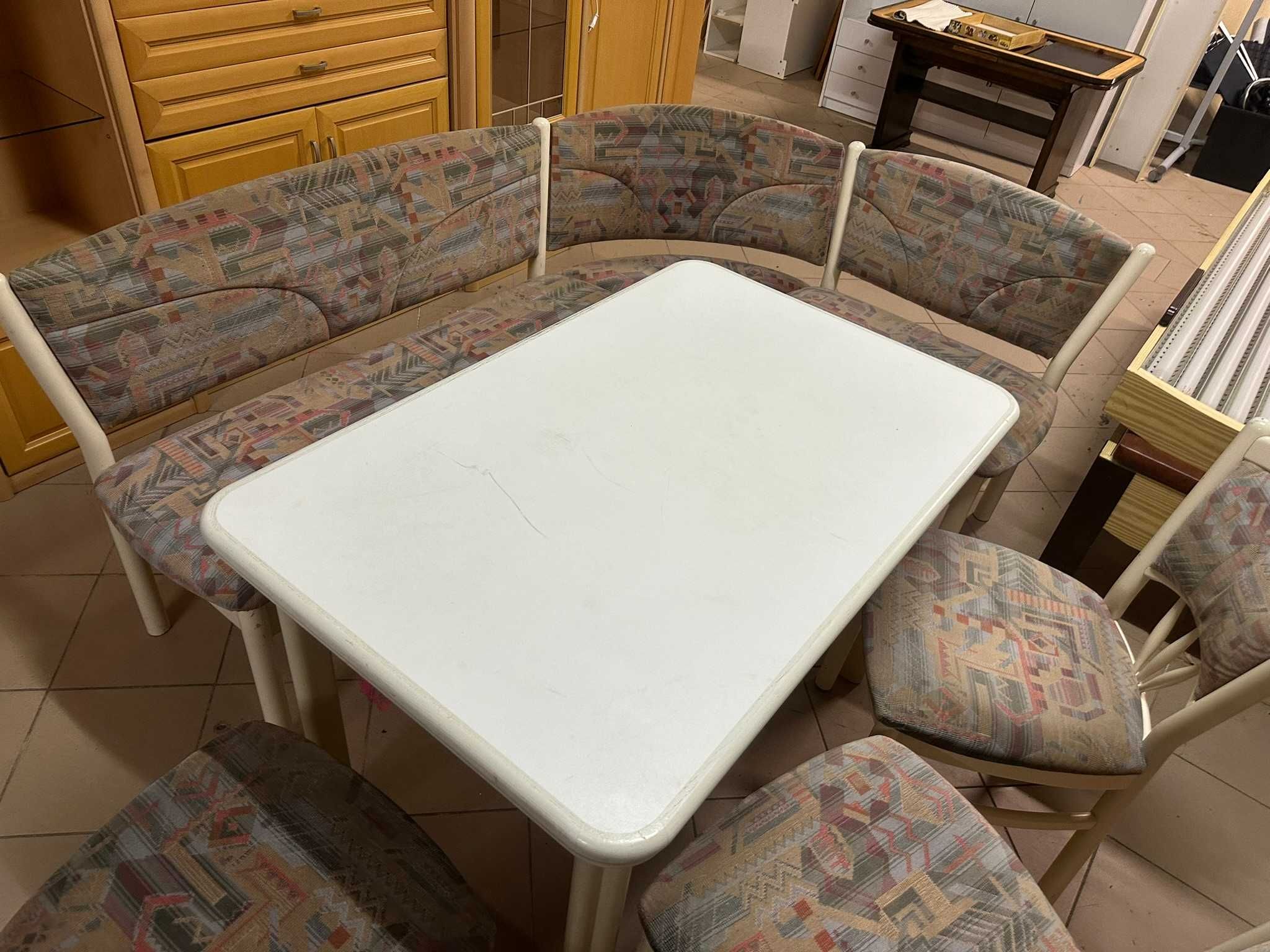 Zestaw mebli kuchennych z Niemiec narożnik, 3 krzesła, rozkładany stół