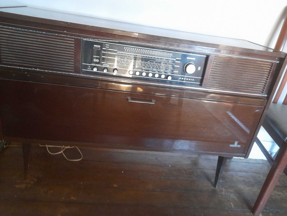 Móvel radio gira discos Grundig