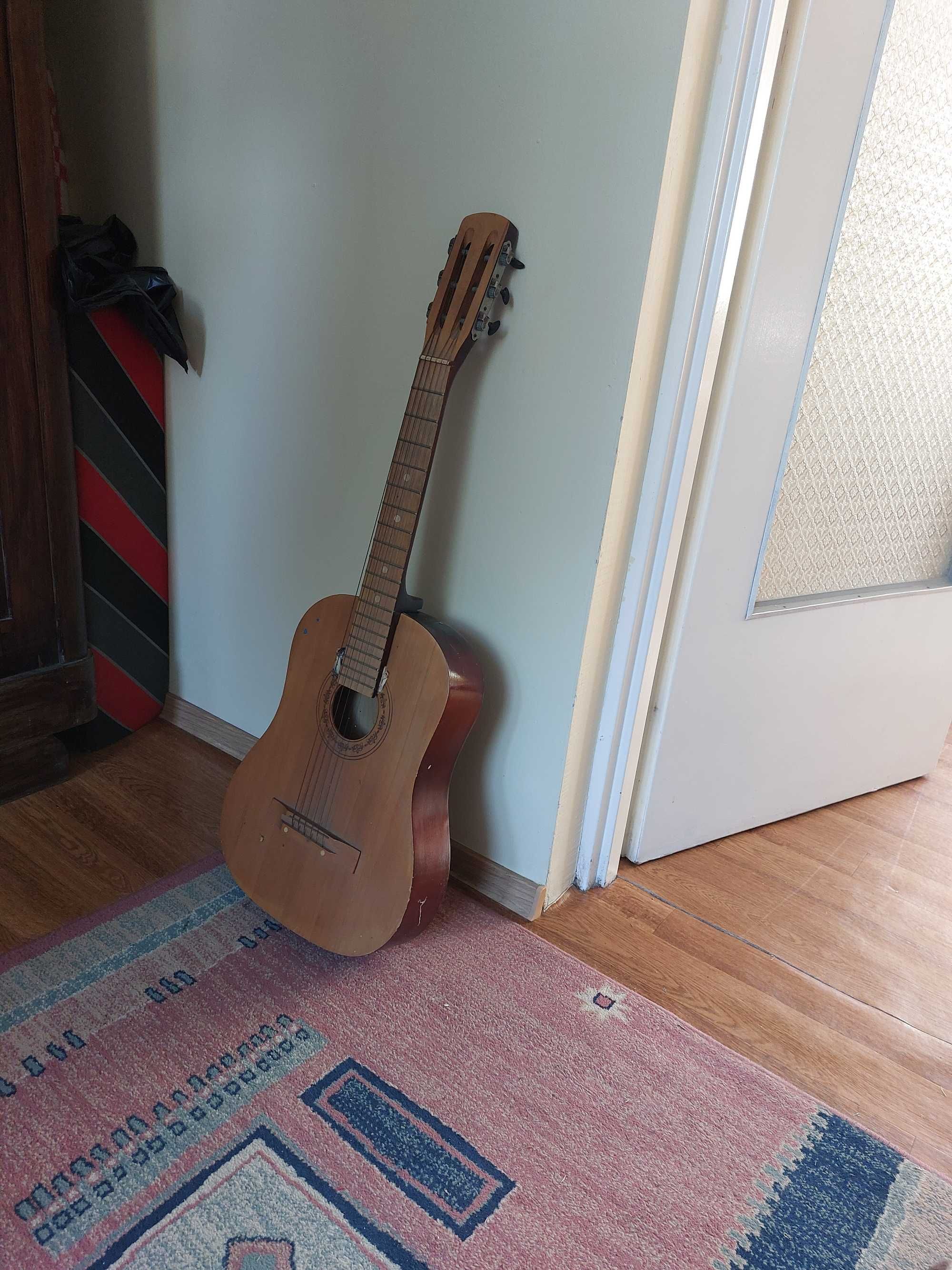 Stara gitara strunowa