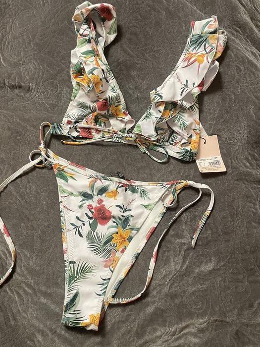 Раздельный купальник с воланами и высокой посадкой missguided s