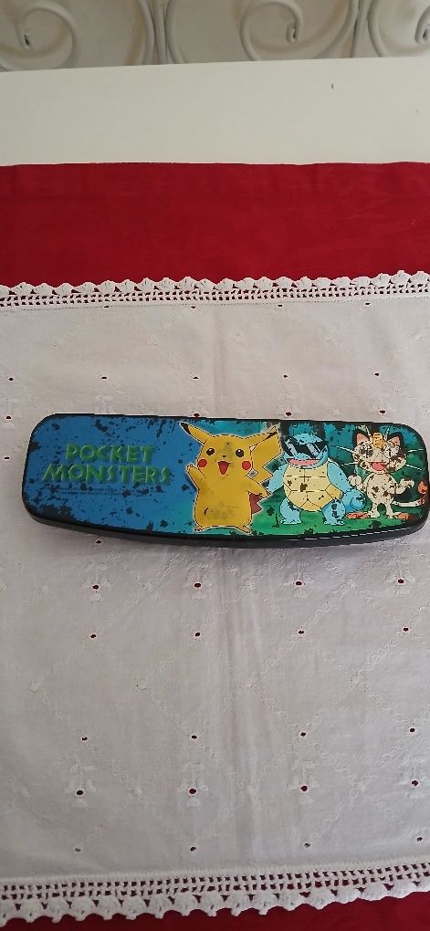 Estojo de metal Pikachu, usado