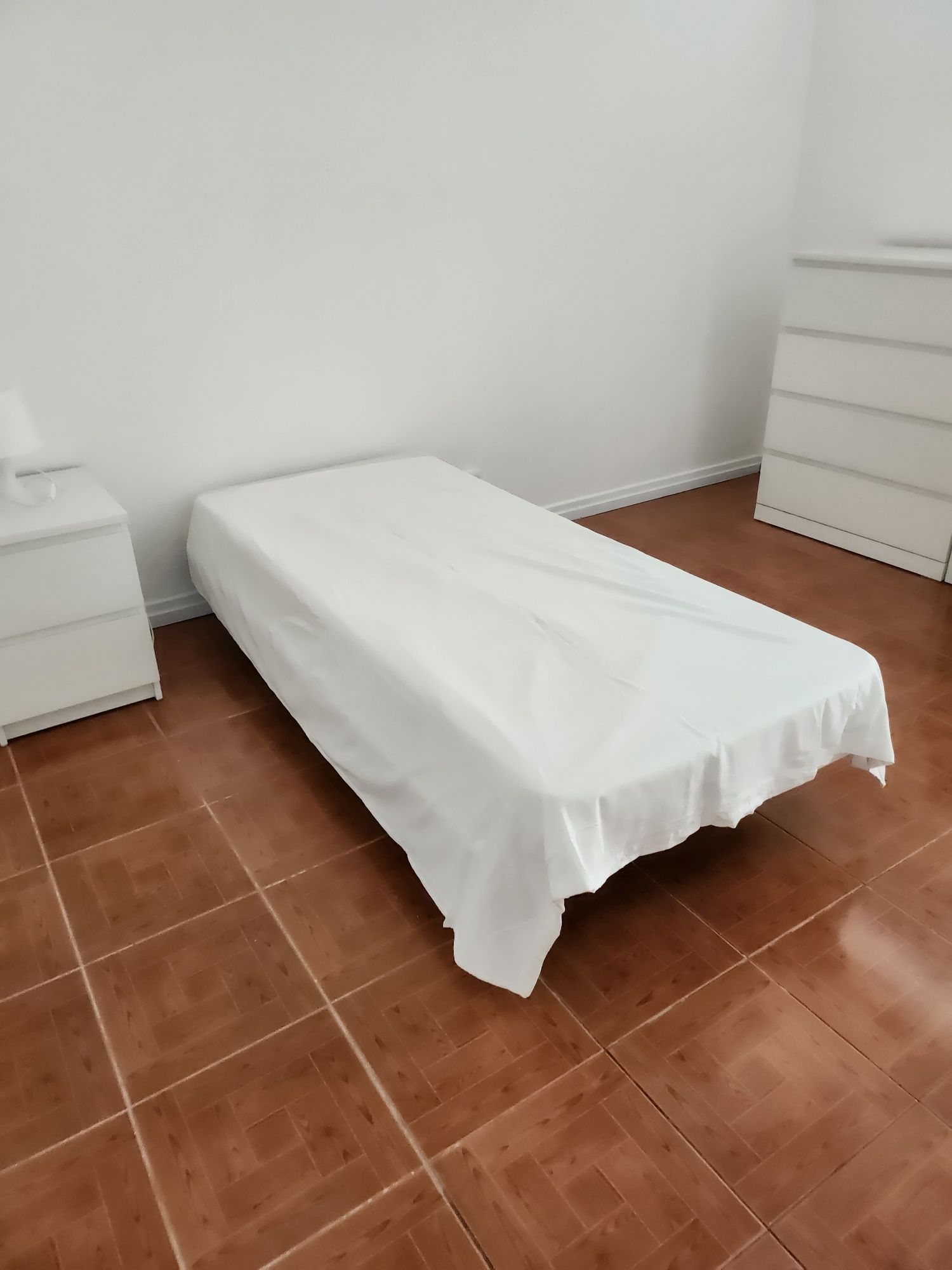 Alugam-se 3 quartos a estudantes