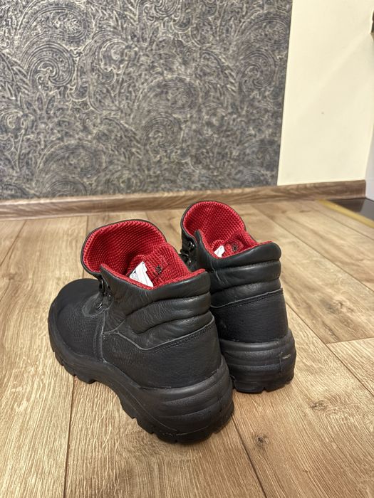 Робоче взуття чоловіче