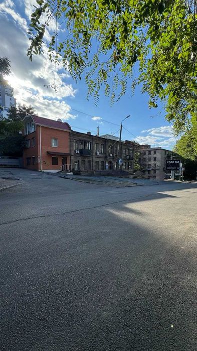 Продам 3-поверхове приміщення в центрі міста
 вул. Моссаковського, 1