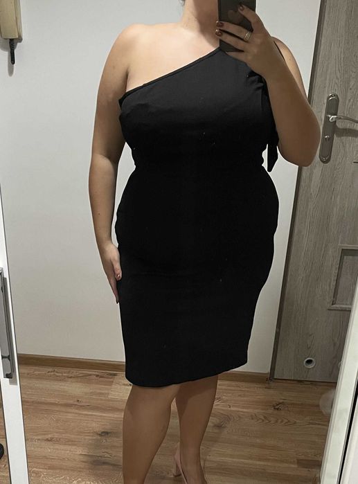 Elegancka sukienka czarna asymetryczna plus size 46 3xl na jedno ramię