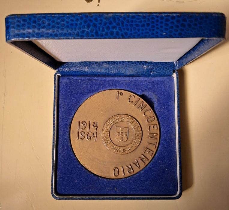 Medalhas 80 mm. 50 anos do Banco Pinto & Sottomayor.