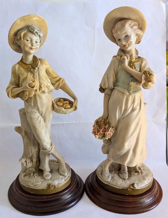 Estatuetas de marfinite assinadas por M.Pinto