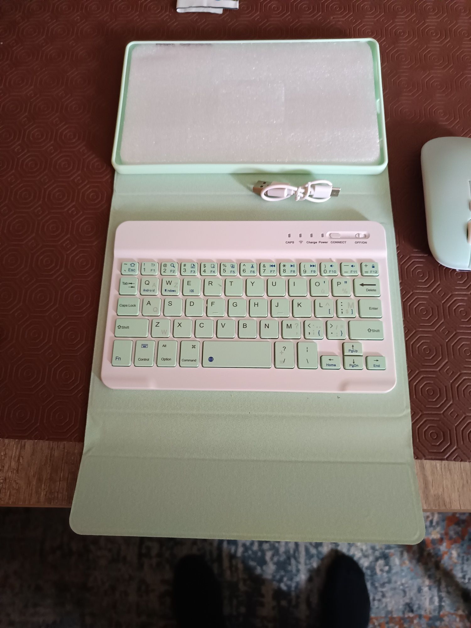 Capa com teclado tablet