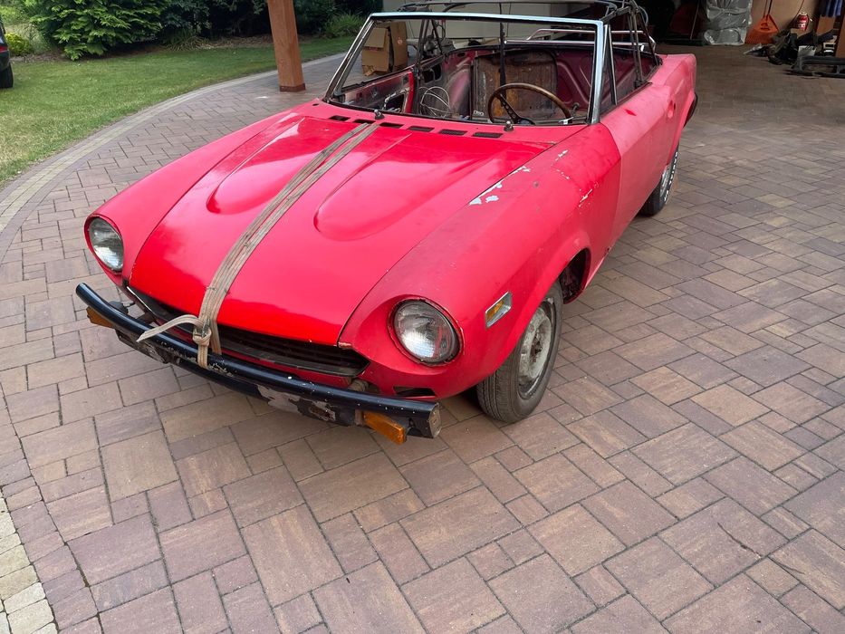 Fiat 124 Spider Fiat 124 spider opłacony. Auto stanowi świetną bazę do renowacji.