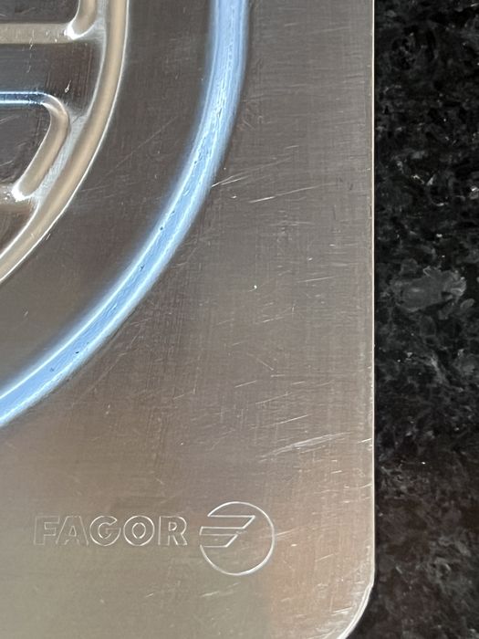 Banca lava louça inox Fagor e torneira Roca