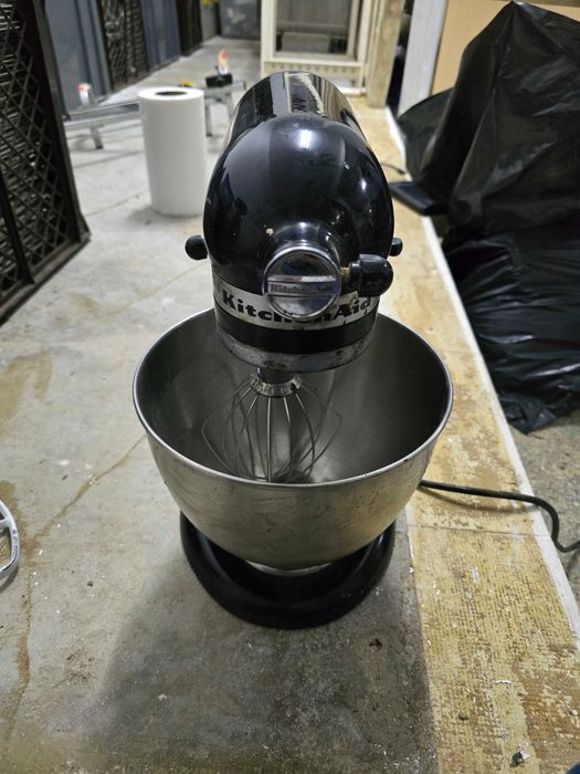 KitchenAid Batedeira 4.8L – Preto – Usada – Com taça e batedor.