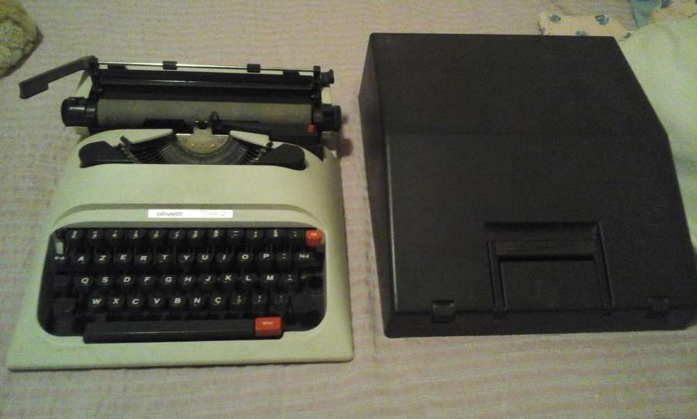 Máquina de escrever Olivetti Lettera 12