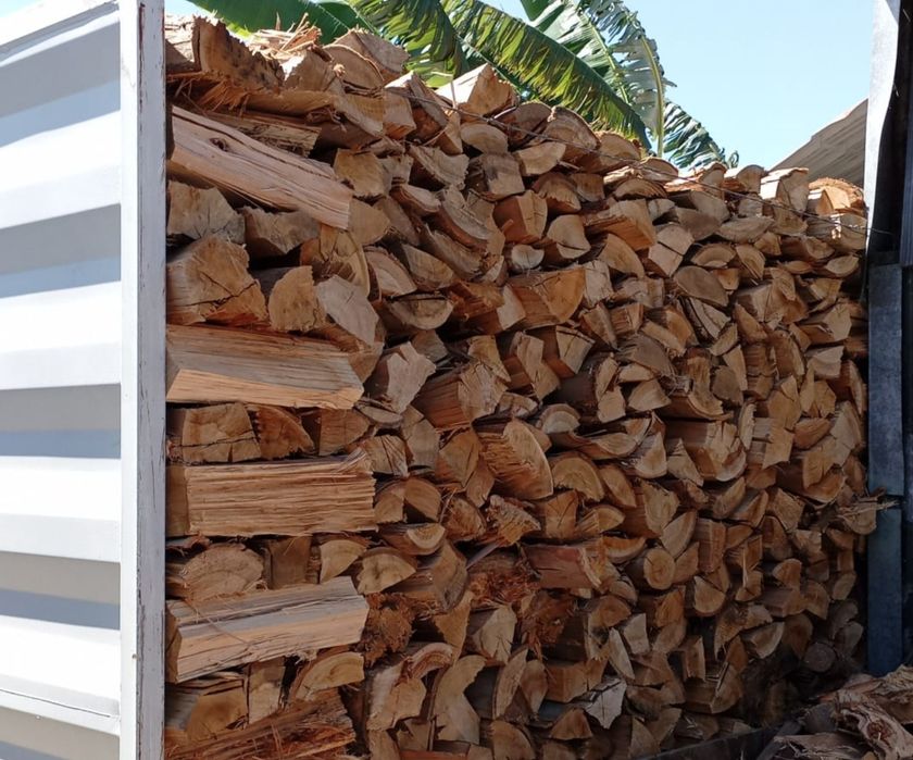 Lenha seca de várias qualidades