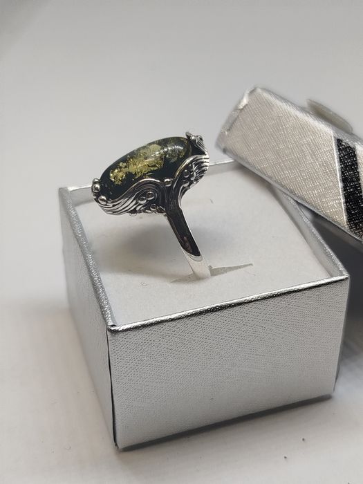 Srebrny pierścionek z zielonym bursztynem srebro 925 rozm.22