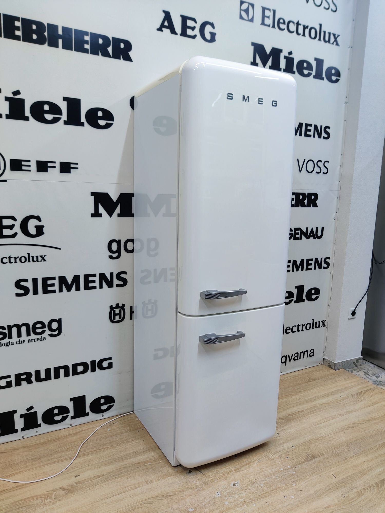 Стильний білий холодильник SMEG™… РЕТРО стиль.  No Frost.  Made in Ita