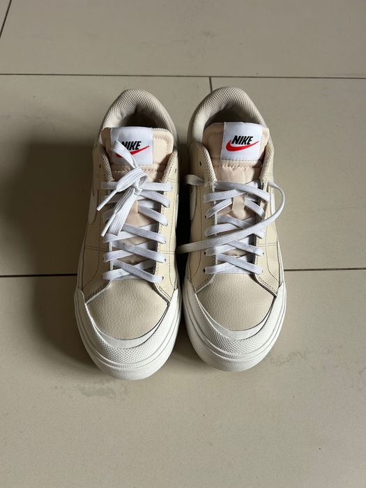 Продам жіночі шкіряні кросівки Nike.