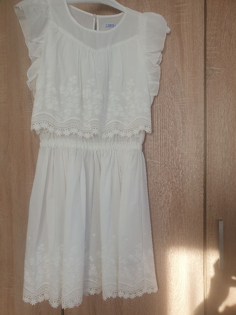 Biała sukienka 162 cm haftowana