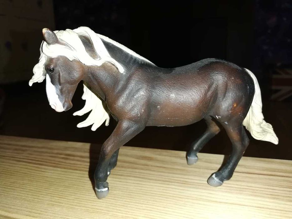 Ogier Black Forest Horse Collect