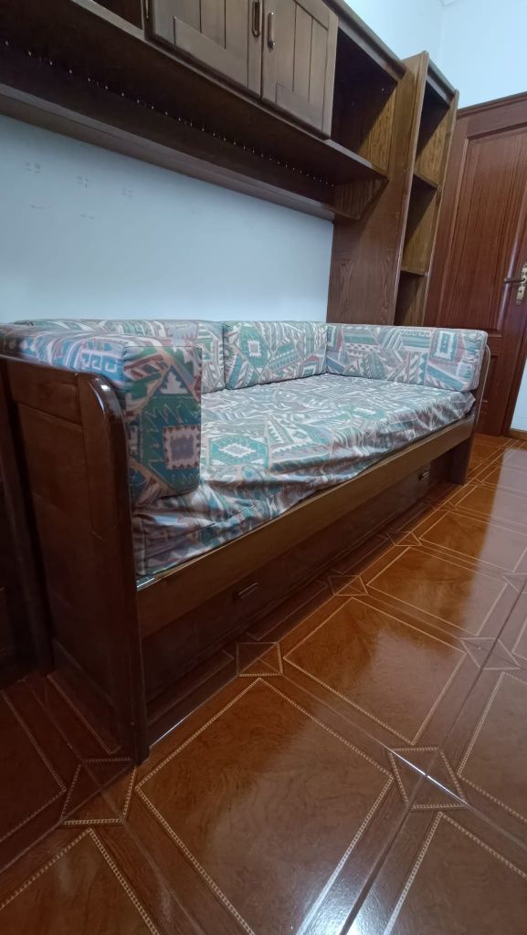 Estúdio com sofá cama armário e livreiro