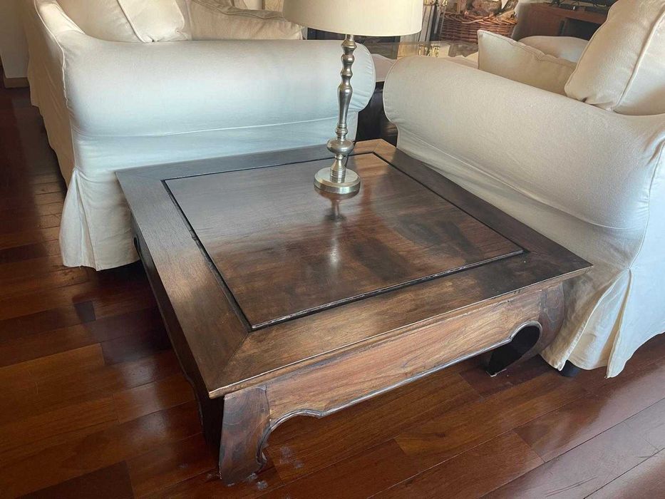 Mesa de madeira maciça de apoio a sofás