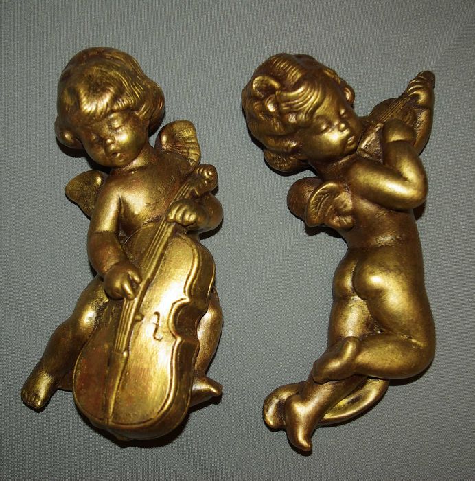 2 Anjos em gesso para pendurar com Pátina Dourado envelhecido.