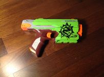 Pistolet Nerf z serii ZombieStrike z kaburą