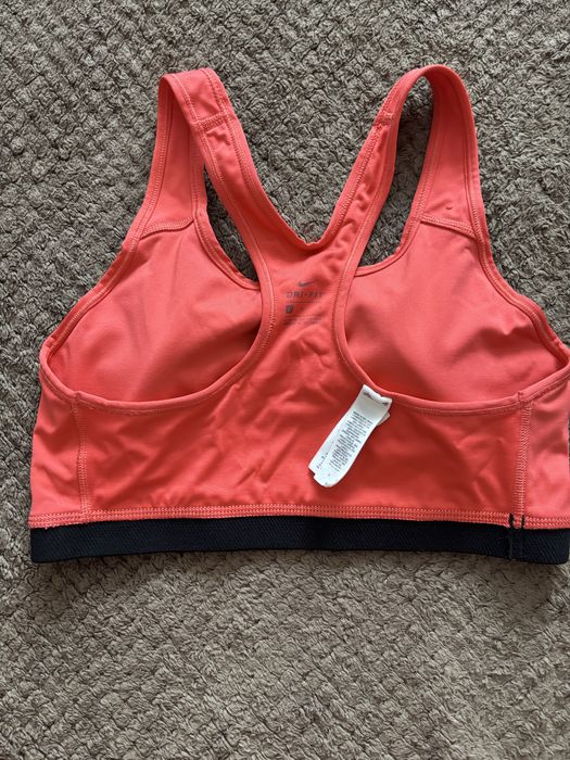 Спортивний топ Nike