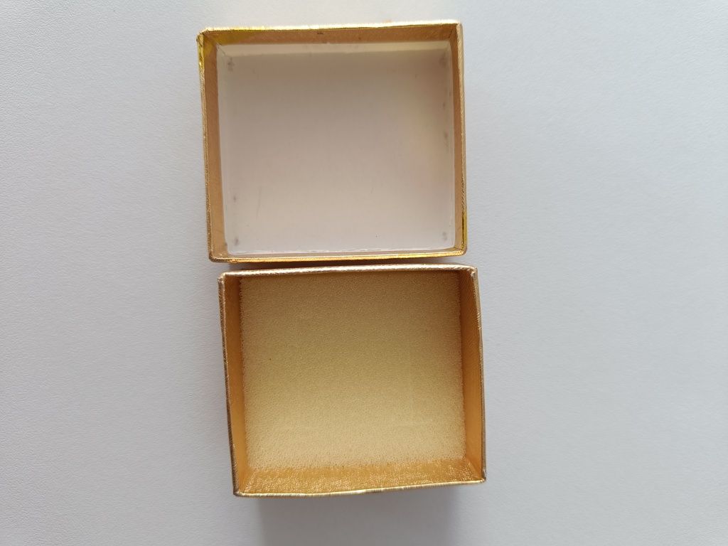 Złote pudełko na biżuterię z kokardą, prezentowe