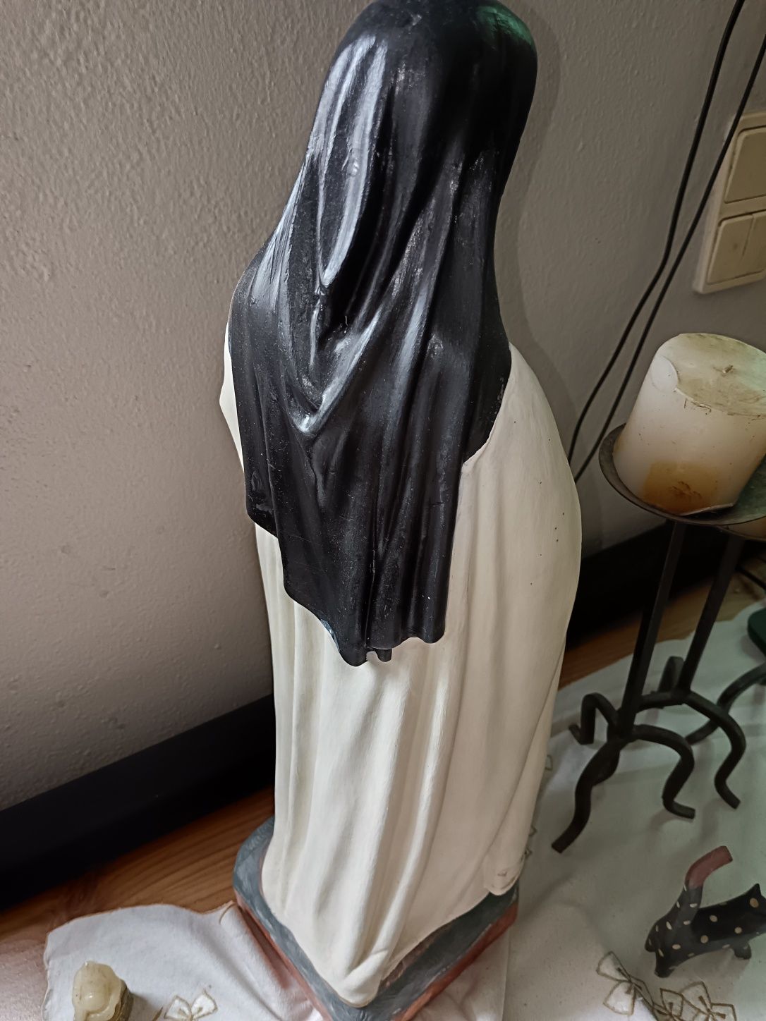 Vendo estátua de santa Teresinha
